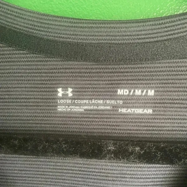 Under Armour Black Loose Fit V Neck Tshirt Tee Shirt Size Medium EUC! - Image 3