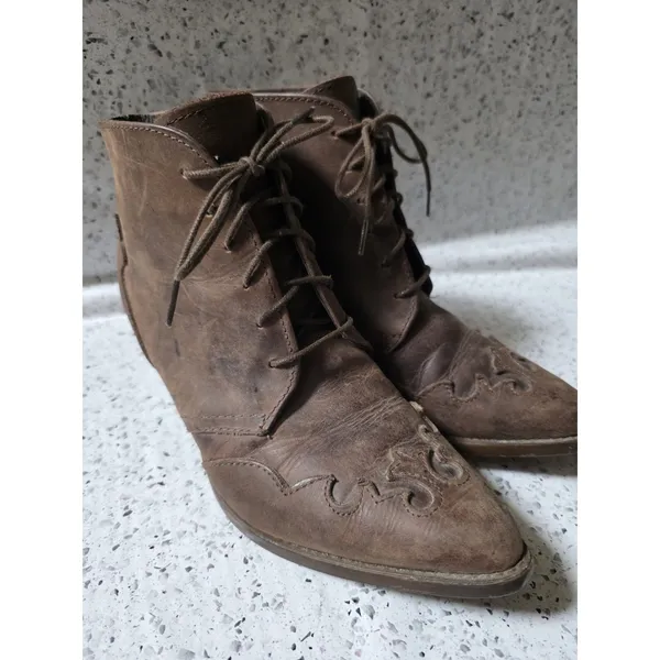 Harris Hawk Details Boots Leather Embossed Western Ankle Women Size 6.5 Spanish - Image 7