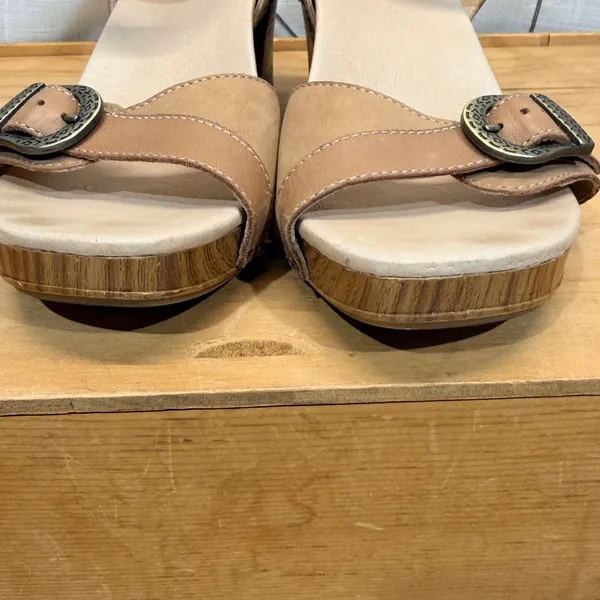 Dansko Tan Leather Buckle Clog Sandals Wood Grain Block Heel‎ Womens 40 EU - Image 13