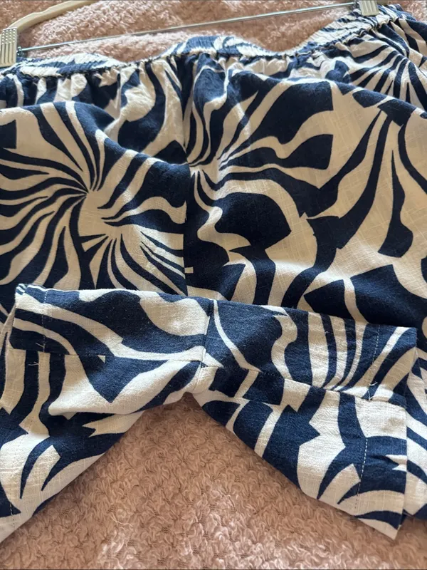 Vince Camuto Navy and White Printed Women's Shorts - Image 4