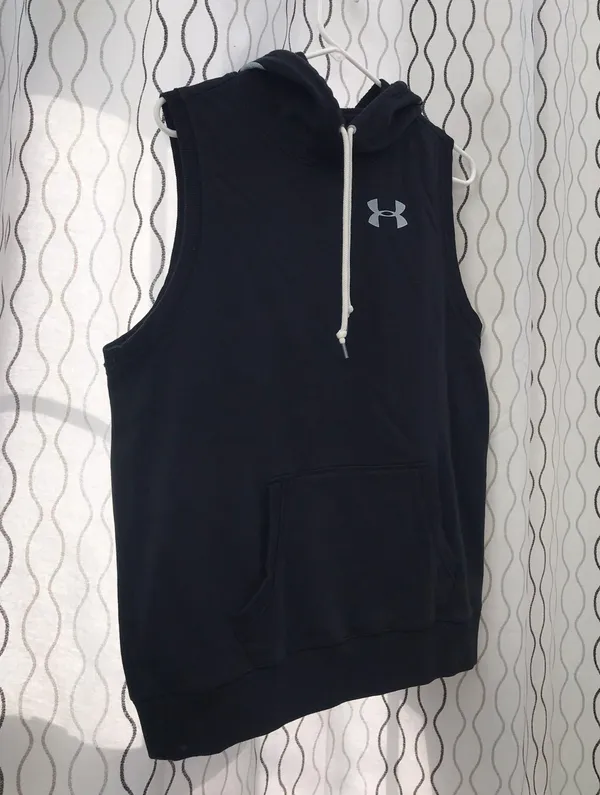 Under Armour Sleveless Hoodie - Image 2