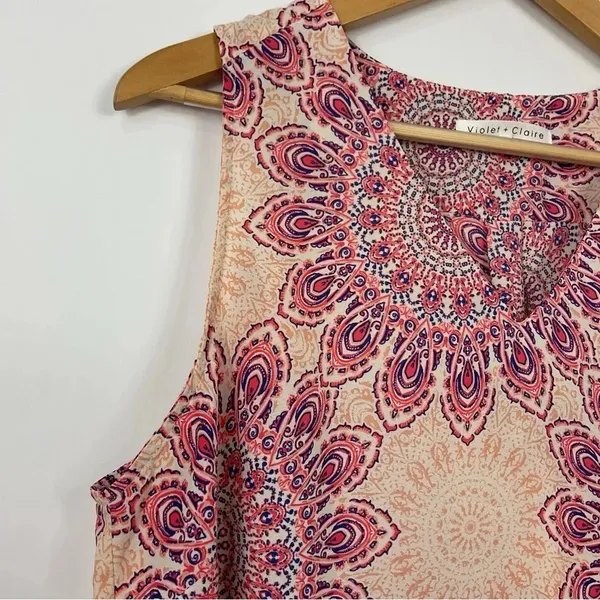Violet + Claire Sleeveless Medallion Print V Neck Top Size‎ Large - Image 3