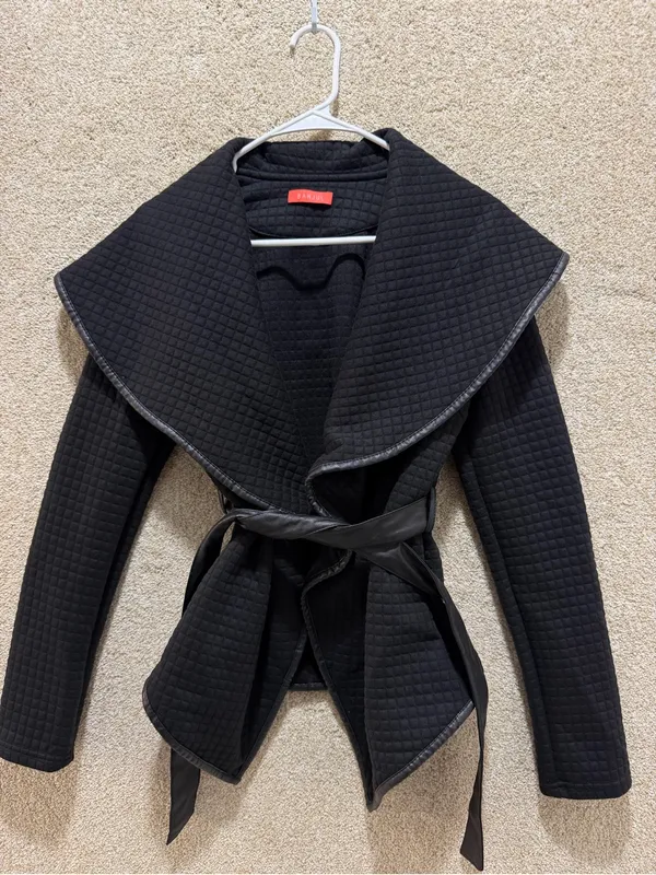 Black quilted jacket medium lightweight transition fall classic neutral capsule - Image 2
