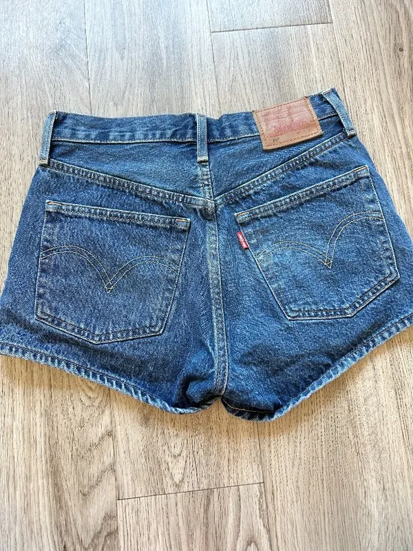 Levi's 501 Women's Distressed Denim Jean Shorts Dark Wash Size 25 - Image 2