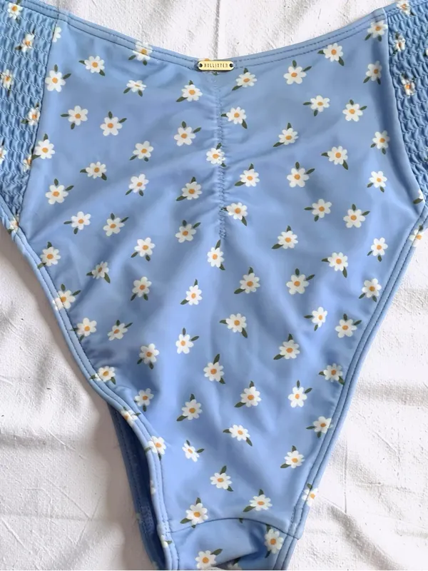 Hollister Blue Daisy Floral Print Bikini Bottom Size Medium Smocked Sides - Image 14