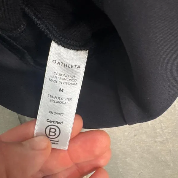 Black cropped Athleta hoodie size M with zipper pockets - Image 3