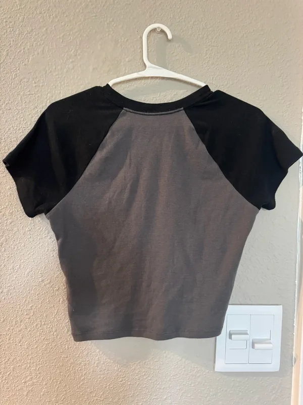 Hollister Baby Tee Cropped - Image 2