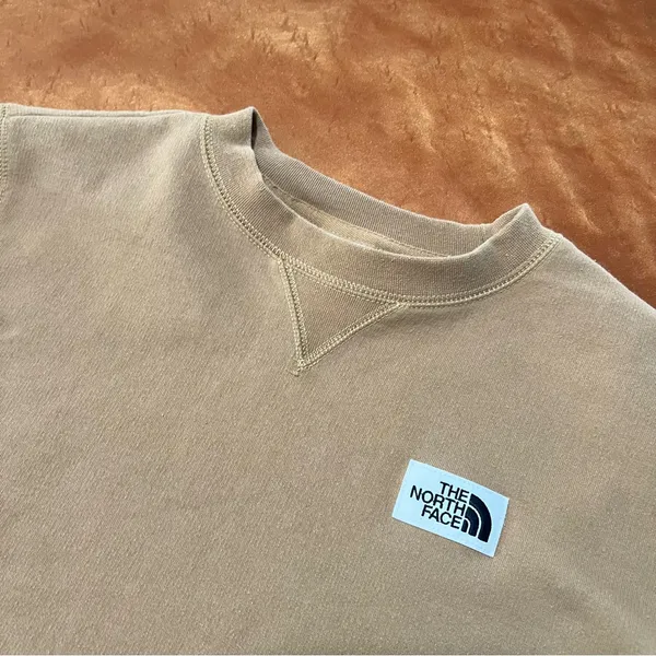 North Face Crewneck Sweatshirt size medium logo patch tan - Image 2