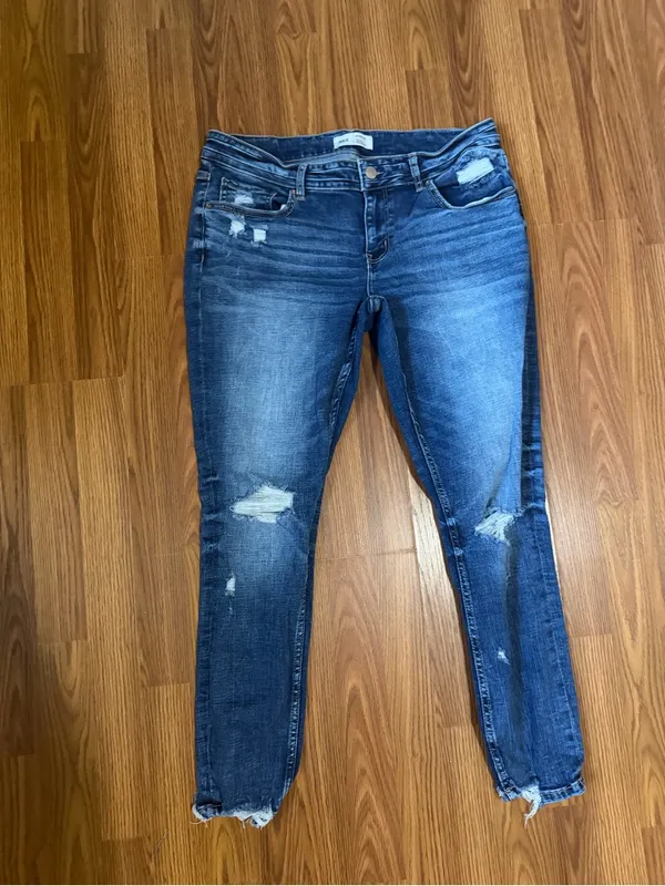 NWOT BKE Stella Slim Fit Low Rise Ankle Skinny Distressed Jeans 34. Inseam 28in - Image 2