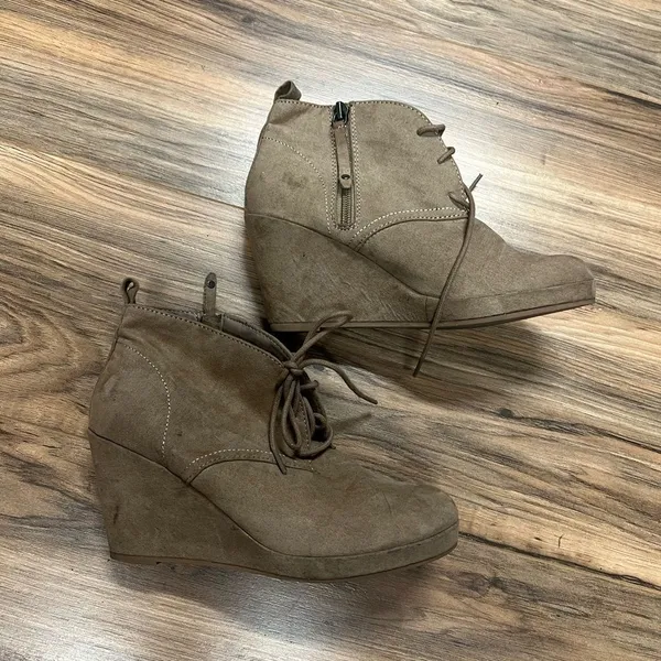 Dolce‎ vita wedge boots 7.5 - Image 2
