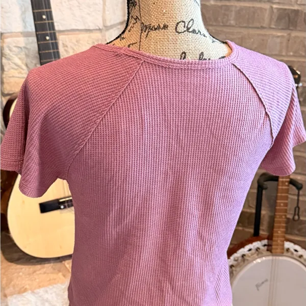 American Eagle Outfitters Textured Short Sleeve Tee in Pink - Image 6