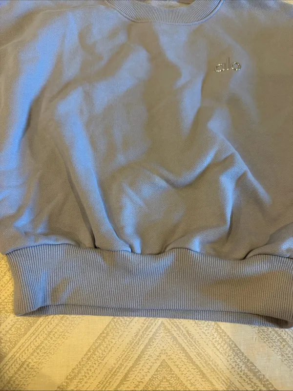 Alo Women’s Small Cropped Accolade Crewneck Sweatshirt Winter Frost - Image 4