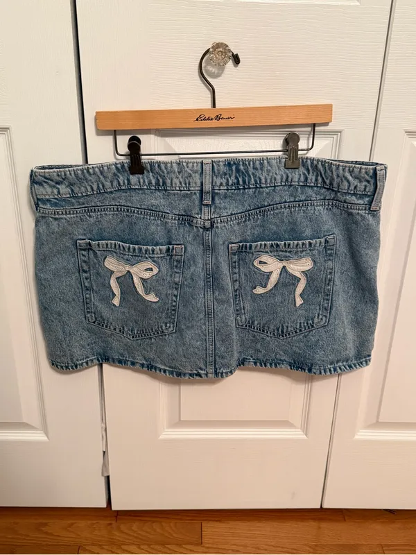 Hollister Bow Applique Low Rise Denim Micro skort in Light Wash - Image 3
