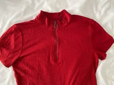 Hollister Red Zipper Crop Top - Image 4