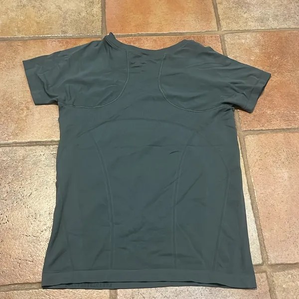 Lululemon run swiftly, short sleeve, top and olive green - Image 3