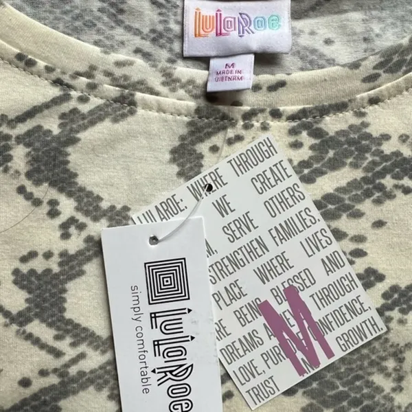 NEW Lularoe Leah Snakeskin Tunic Size Medium - Image 7