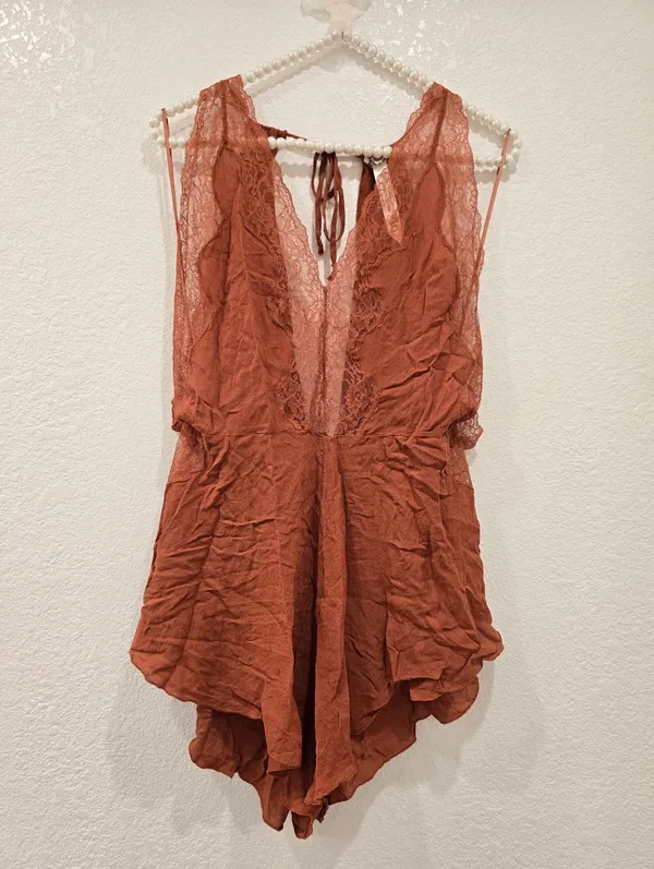 Free People cinnamon-colored romper with lace M - Image 2