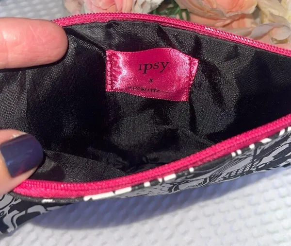 Ipsy X epcWitte Cosmetic Bag Pouch Black & White Faceless Heads Pink Zipper - Image 3
