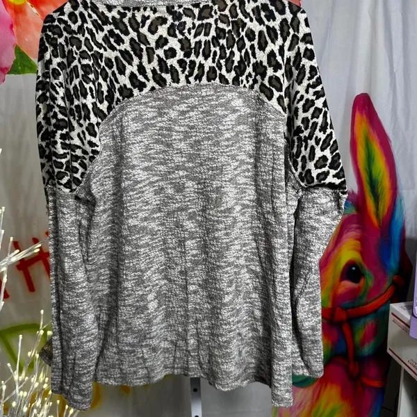 S65. Easel leopard print long sleeve top with pocket Size M - Image 3