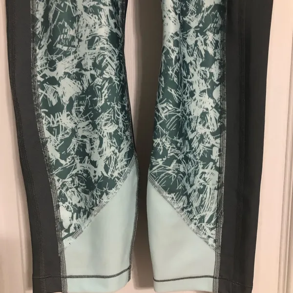 Under Armour grey teal compression cropped leggings size‎ medium activewear - Image 4