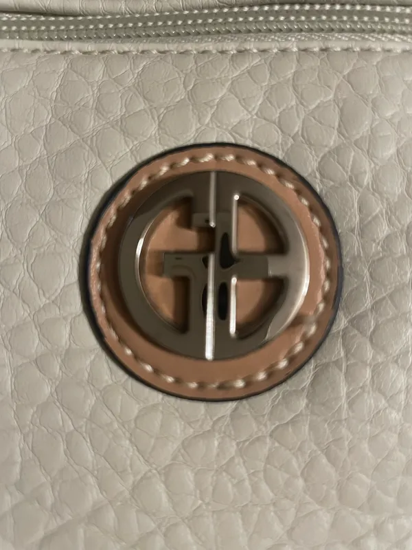 Giani Bernini Beige Tan Pebbled Faux Leather Purse Handbag Pockets Logo EUC - Image 2