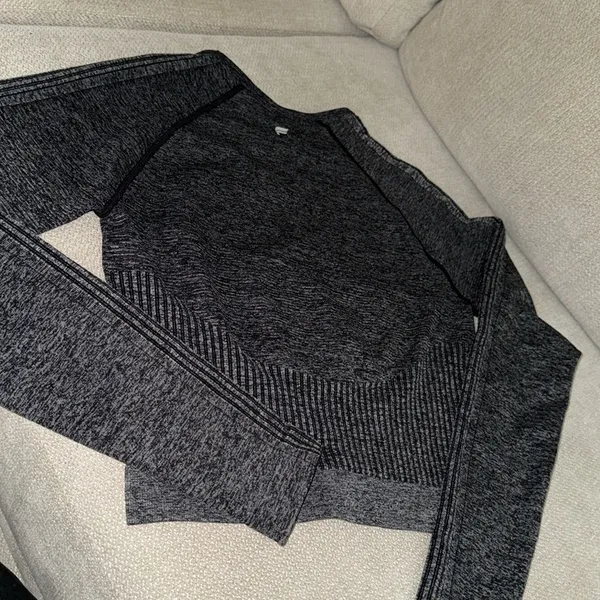 Fabletics workout crop top - Image 3