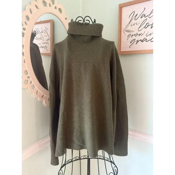 J Crew L Women's Turtleneck Green‎ Sweater in Supersoft Yarn Size Large AF023 - Image 2
