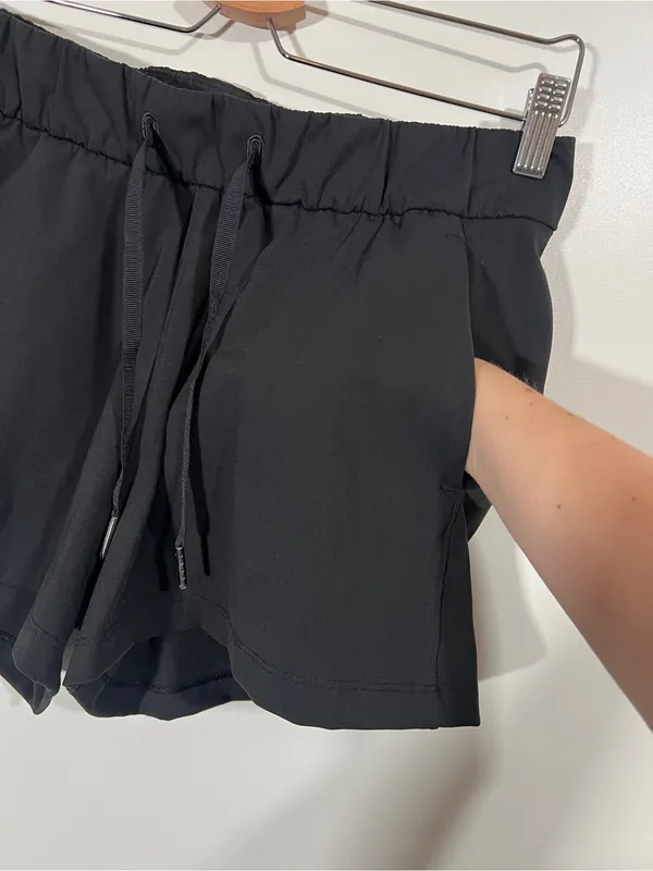 Lululemon On the Fly Shorts 2.5” Size 8 in Black with Pockets - Image 5