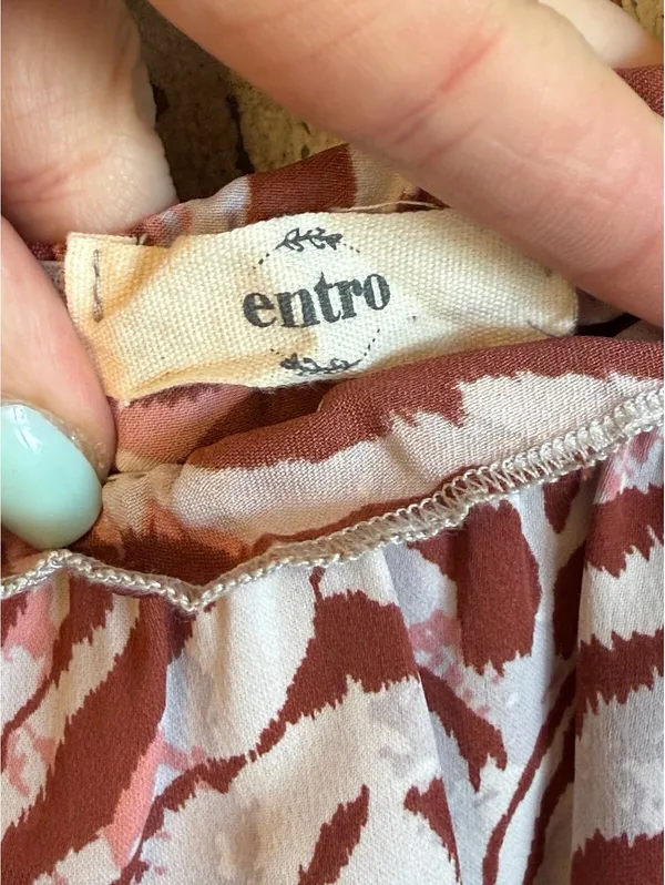 Entro pink burgundy patterned short sleeve blouse size small - Image 4