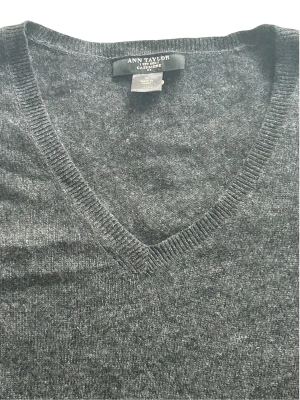 100% Cashmere Ann Taylor V Neck Sweater Charcoal Grey Minimalist Preppy Luxury - Image 3