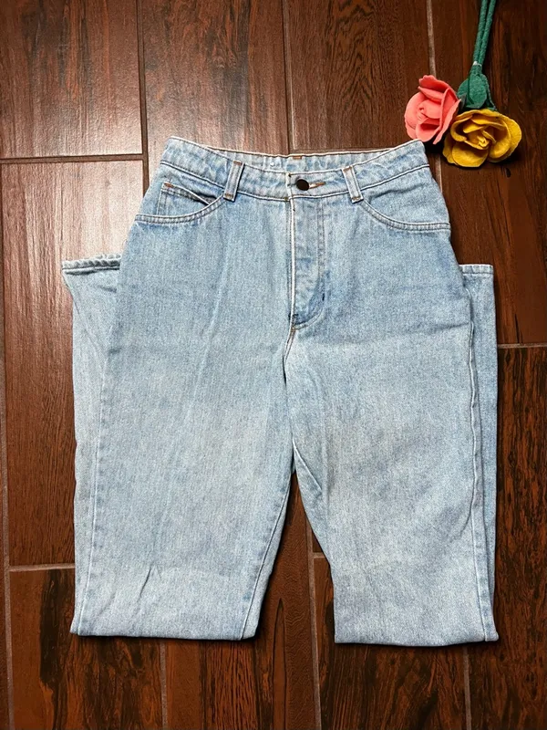 Vintage Gap Light Wash Tapered Leg Denim Jeans Womens Size 5/6 - Image 4