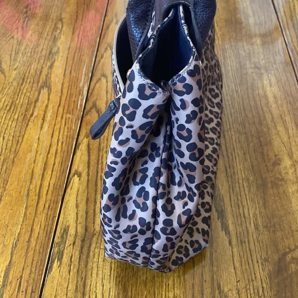 Used Tommy Hilfiger purse - Image 11