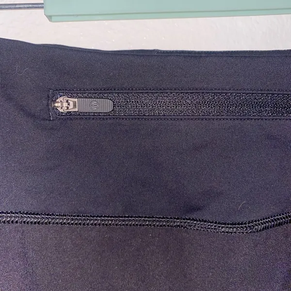 Lululemon Black speed up short women’s size 4 - Image 5