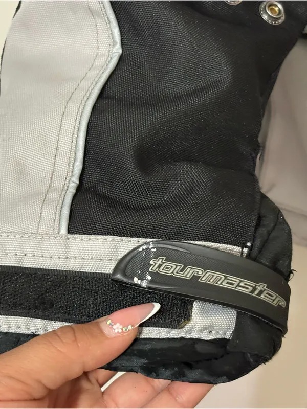 Pre-owned L.A. Idol black skinny jeans in good condition. Features a faded black - Image 3