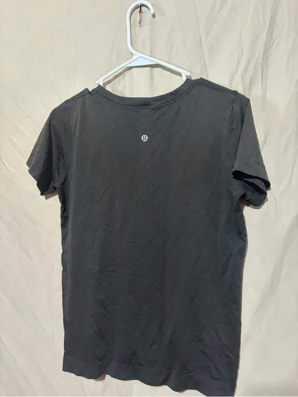 Lululemon T-shirt - Image 2