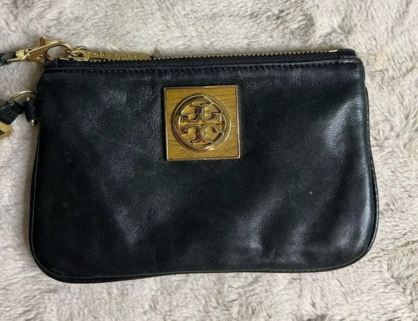 Tory Burch Black and Gold Clutch with Leather Finish and Zipper Closure - Image 8