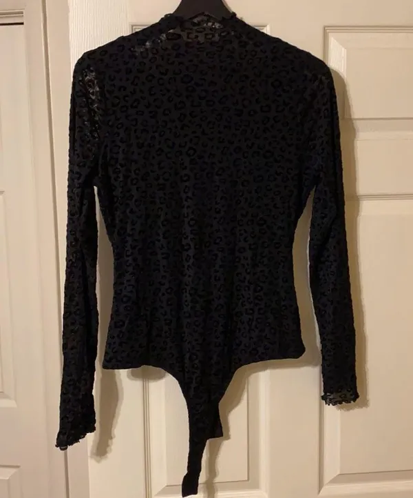 NWT Ember sheer burnout velvet leopard bodysuit Size L - Image 3