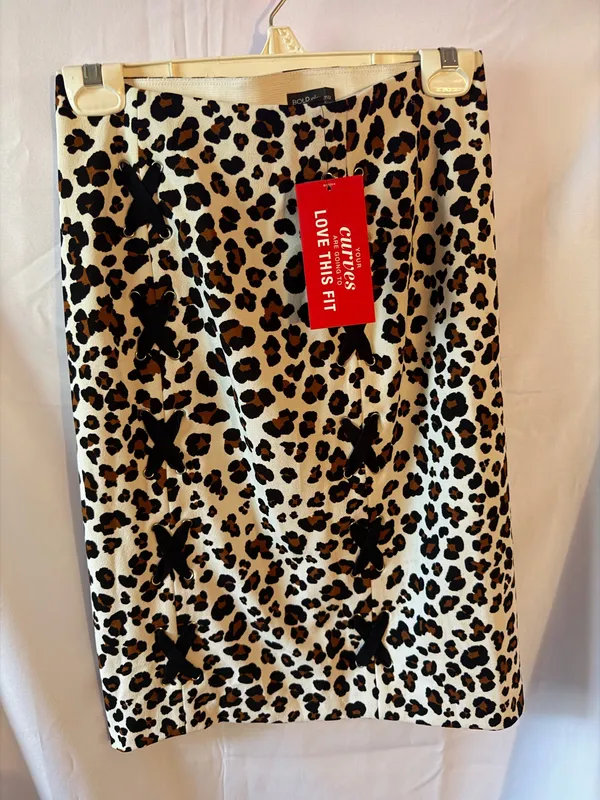 BOLD elements Leopard Print Pencil Skirt with Black Lace-Up X Details - Image 4
