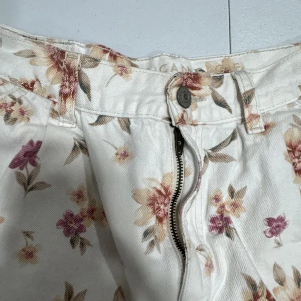 American Eagle Mom Short Womens 4 High Waist Cuffed Pleated Off White Floral - Image 3