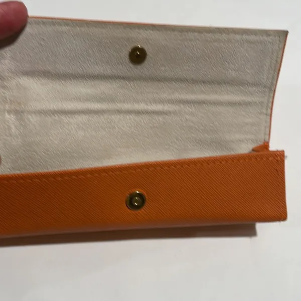 Tory Burch triangle eye glasses case magnetic closure - Image 3