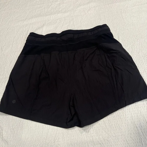 Lululemon Dance Studio High-Rise Short 3.5" Black size 6 women - Image 4
