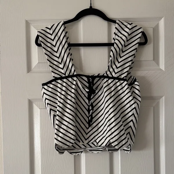 Anthropologie Black & White Chevron Scallop Crop Top - Image 2