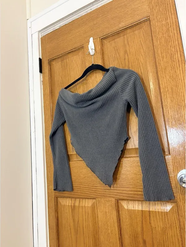 SHEIN Women’s M Gray Ribbed Off Shoulder Asymmetrical Knit Sweater - Image 4