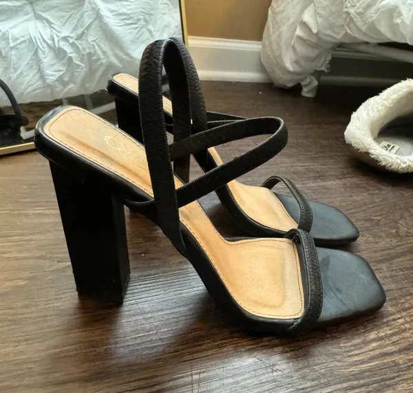 Olivia Ferguson Black Heels - Image 4