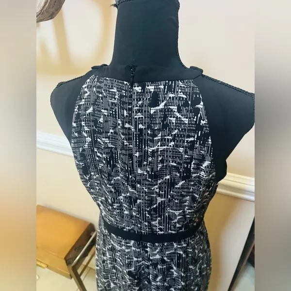 White House Black Market Patterned Maxi Dress - Image 7