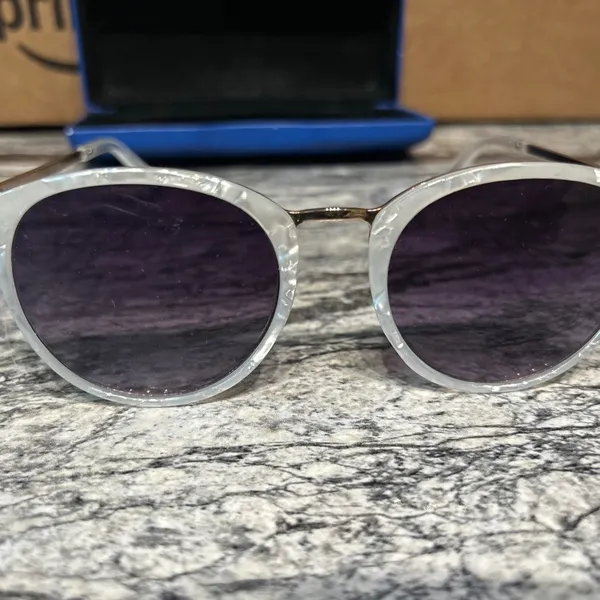 Stylish White Sunglasses Gray - Image 9