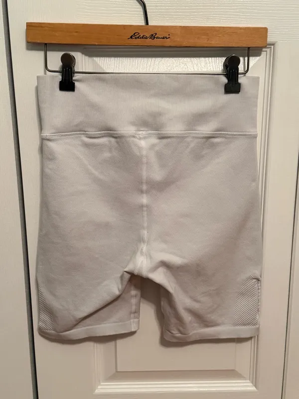 Aerie's Offline Seamless Macrame 7" Bike Short in White - Image 3