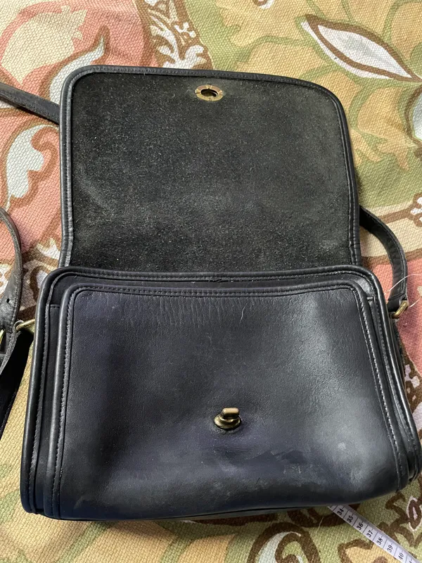 Coach Vintage City Camera Pebbled Grain Leather Brass Hardware 9812 Messenger Crossbody Shoulder 90’s Minty baguette rectangle Black Bag Purse classic minimalist - Image 4