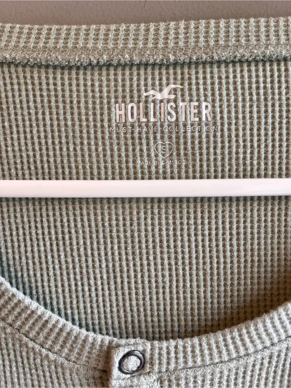 Hollister Ribbed Henley Long Sleeve Cropped Top in Sage Green Size Small - Image 5