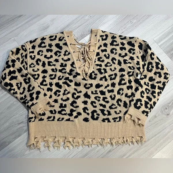 NWOT Willow moon‎ Tan and Black Leopard V-Neck Sweater - Image 2